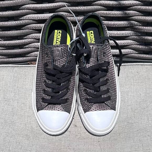 Converse All Star Women’s Chuck Taylor II Metallic Leather Shoes 7 US NWOT - Picture 1 of 9